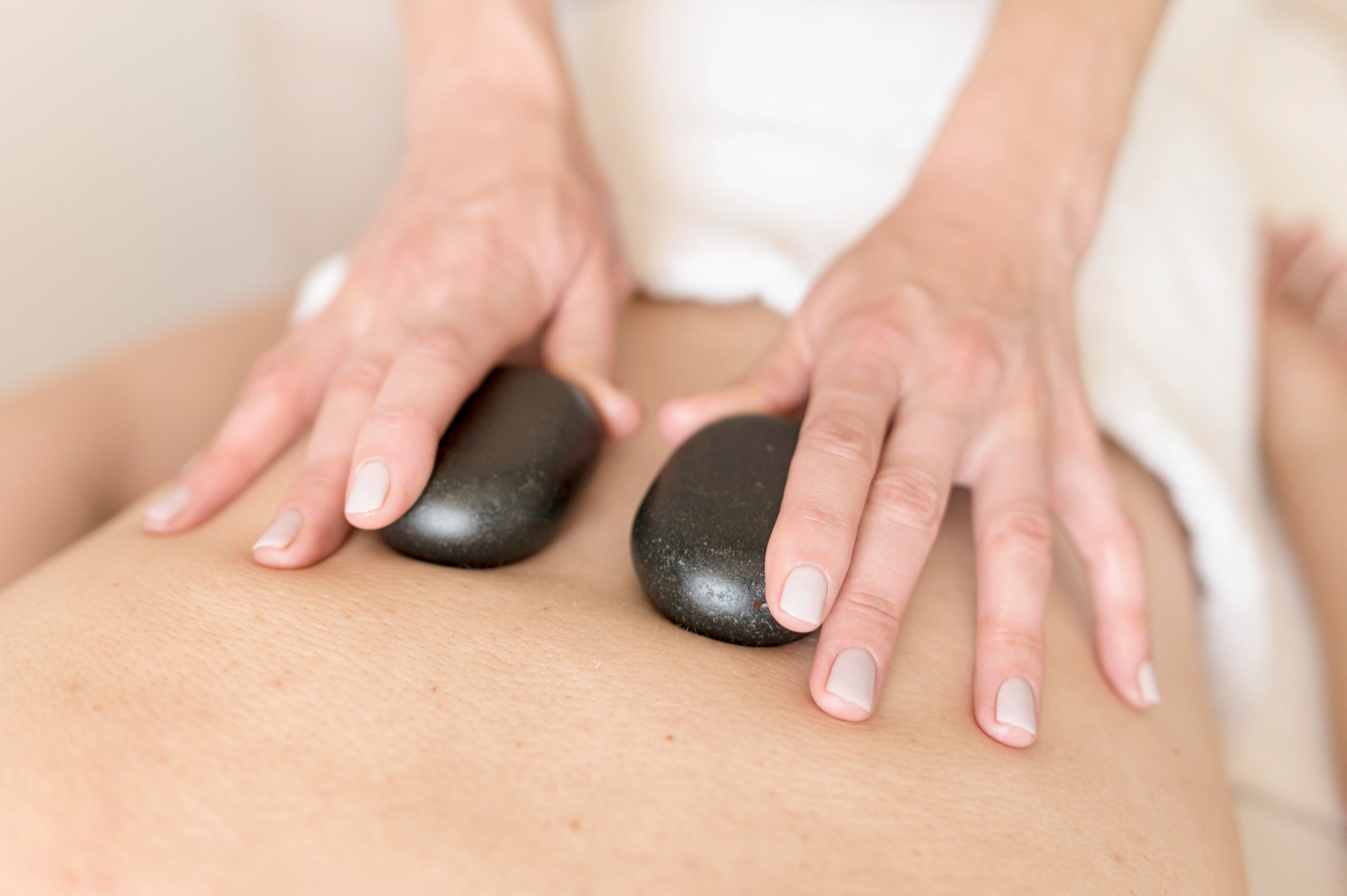 Λεμφικό Cure Massage – Αποτοξίνωση, Αποσυμφόρηση & Ανακούφιση Οιδημάτων Το Λεμφικό Cure Massage είναι μία ήπια αλλά εξαιρετικά αποτελεσματική θεραπεία που ενεργοποιεί το λεμφικό σύστημα, απομακρύνει τοξίνες και μειώνει πρηξίματα και κατακράτηση υγρών. Τι Είναι το Λεμφικό Massage Πρόκειται για ειδική τεχνική με αργές, ρυθμικές κινήσεις που οδηγούν τη λέμφο προς τους λεμφαδένες και ενεργοποιούν τη φυσική αποτοξίνωση. Οφέλη Λεμφικού Massage – Μείωση οιδημάτων – Απομάκρυνση τοξινών – Ενίσχυση ανοσοποιητικού – Μείωση κυτταρίτιδας – Βελτίωση δέρματος Σε Ποιους Απευθύνεται – Άτομα με κατακράτηση υγρών – Μετά από επεμβάσεις – Σε έντονη κυτταρίτιδα – Σε αίσθημα βαρέων ποδιών Κλείστε Ραντεβού για Λεμφικό Cure Massage Ανανεώστε τον οργανισμό σας με το Cure Λεμφικό Massage στο Sonata Massage.